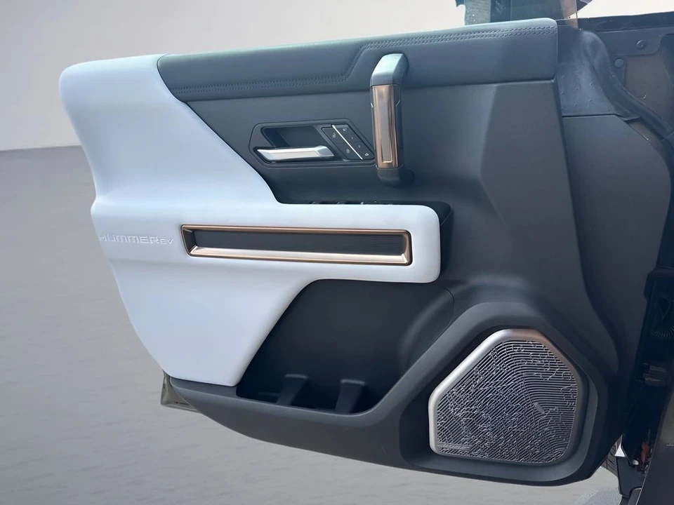 2024 GMC Hummer EV - Image 29 of 31