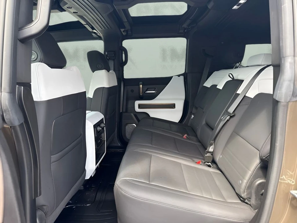 2024 GMC Hummer EV - Image 13 of 31