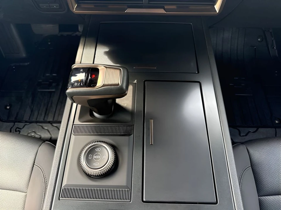 2024 GMC Hummer EV - Image 19 of 31
