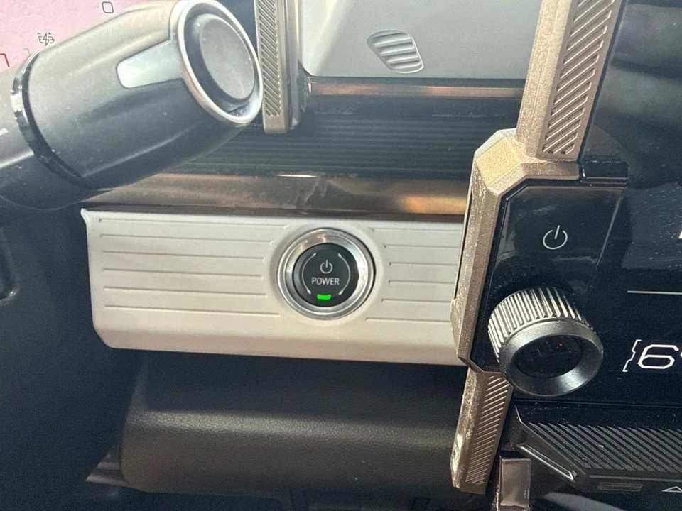 2024 GMC Hummer EV - Image 25 of 31