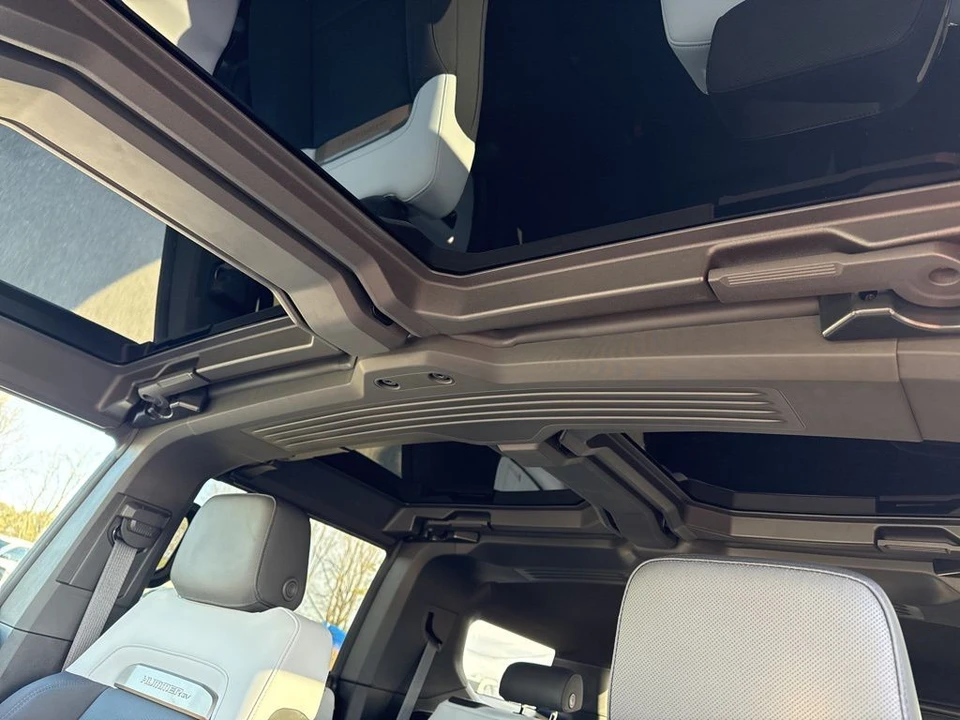 2024 GMC Hummer EV - Image 10 of 12