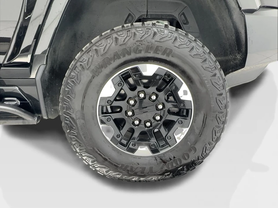 2024 GMC Hummer EV - Image 11 of 31