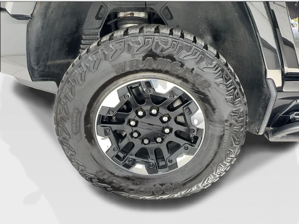 2024 GMC Hummer EV - Image 14 of 31