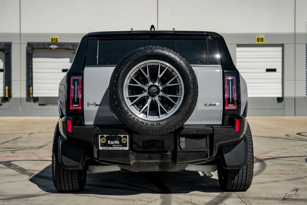 2024 GMC Hummer EV - Image 11 of 12