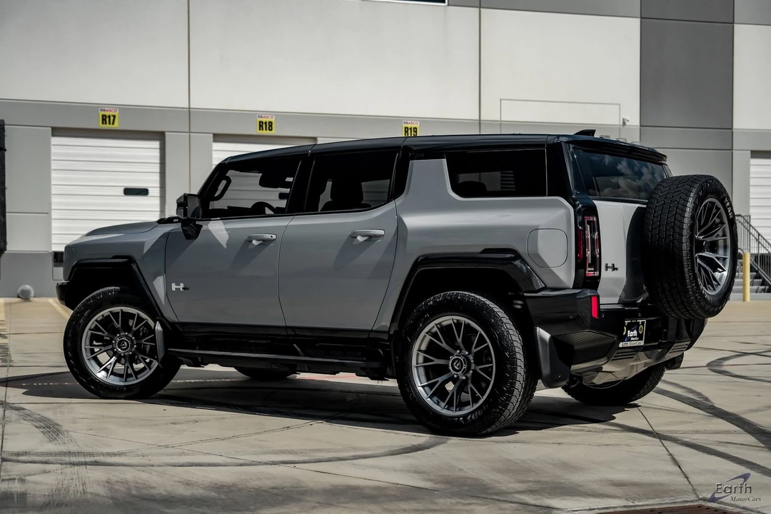 2024 GMC Hummer EV - Image 8 of 12