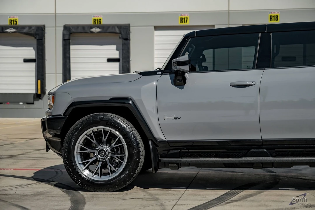 2024 GMC Hummer EV - Image 6 of 12