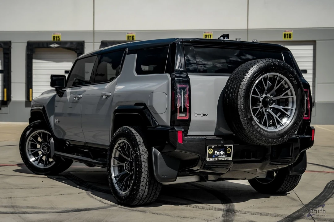 2024 GMC Hummer EV - Image 10 of 12