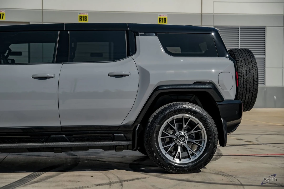 2024 GMC Hummer EV - Image 7 of 12