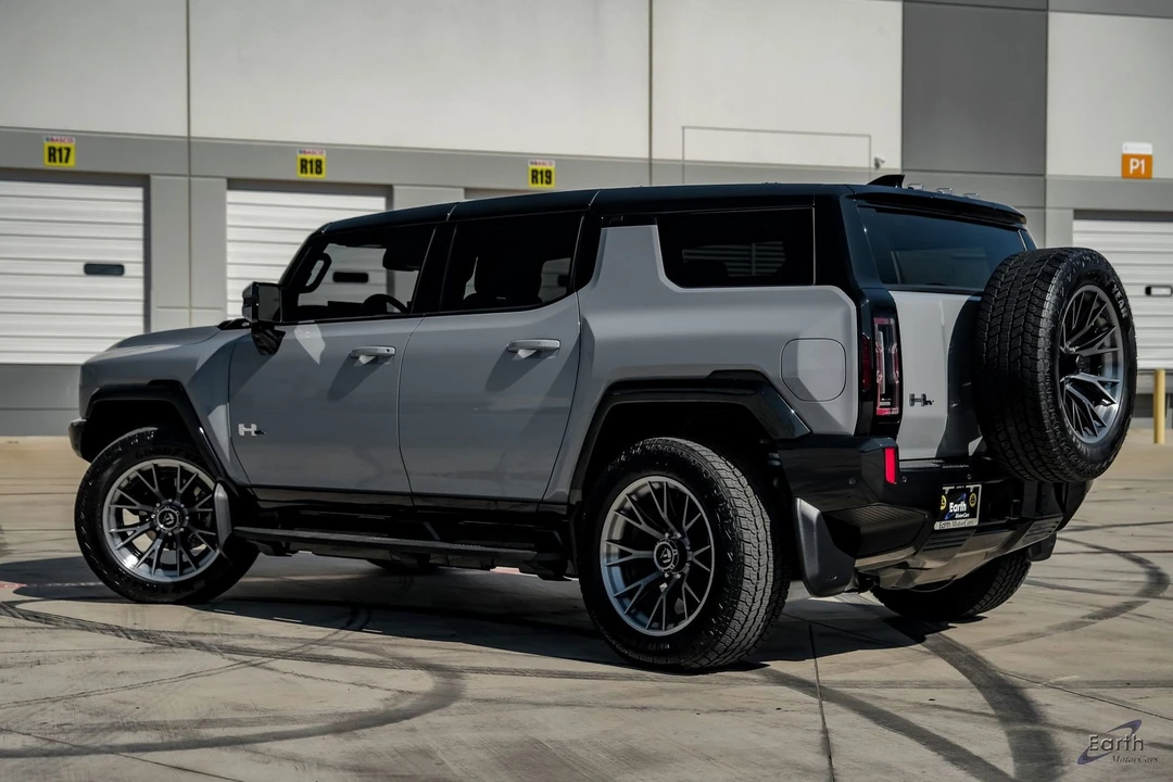 2024 GMC Hummer EV - Image 9 of 12