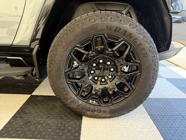 2024 GMC Hummer EV - Image 16 of 20