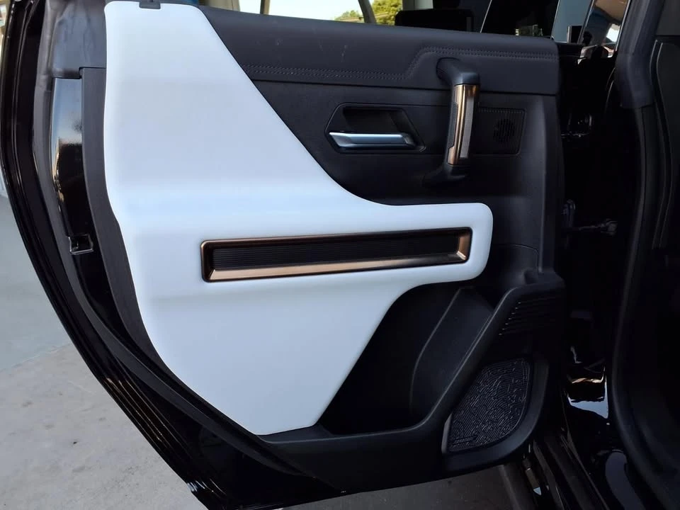 2024 GMC Hummer EV - Image 10 of 18