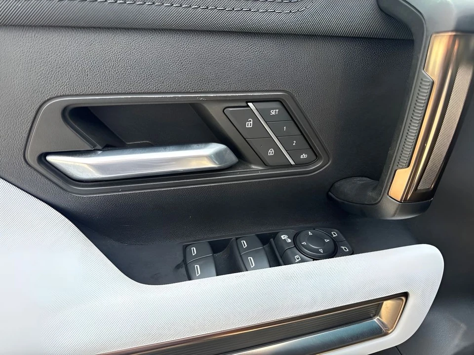 2024 GMC Hummer EV - Image 17 of 22