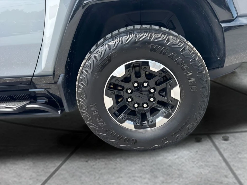 2024 GMC Hummer EV - Image 19 of 22