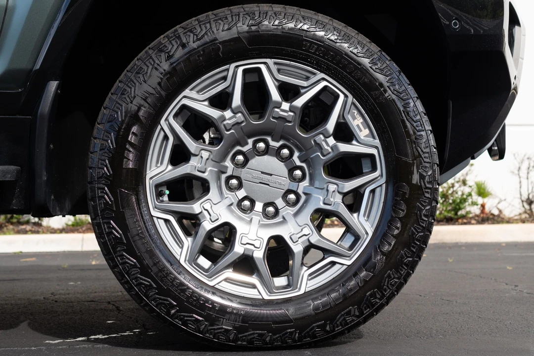 2024 GMC Hummer EV - Image 9 of 21