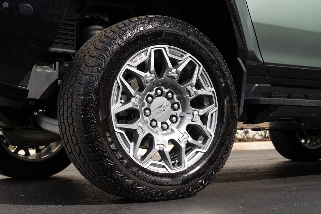 2024 GMC Hummer EV - Image 18 of 21