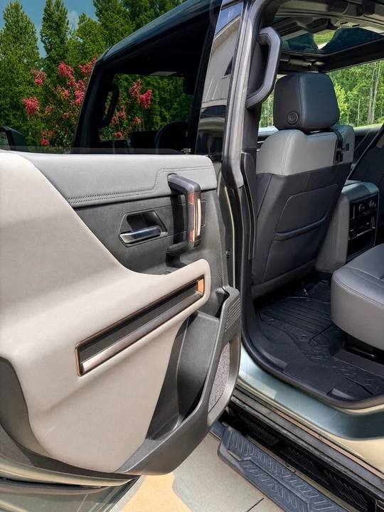 2024 GMC Hummer EV - Image 29 of 31