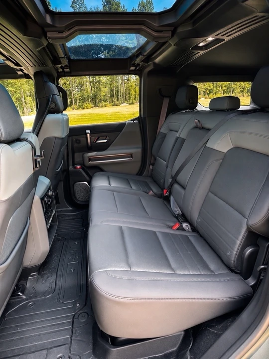 2024 GMC Hummer EV - Image 28 of 31