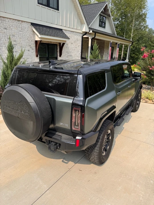 2024 GMC Hummer EV - Image 9 of 31