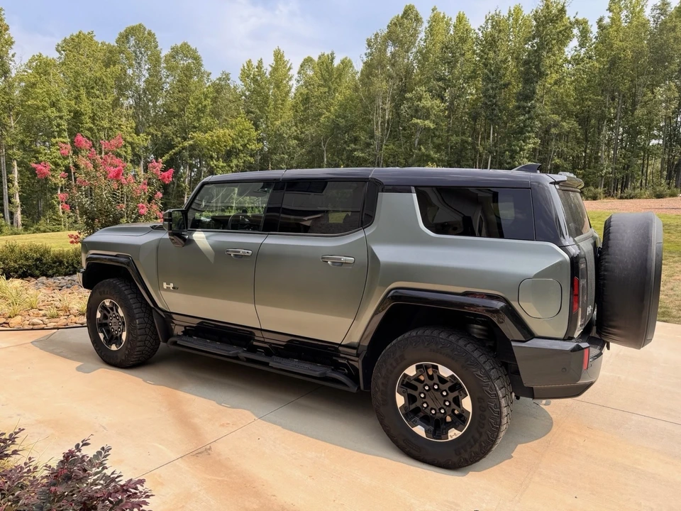 2024 GMC Hummer EV - Image 17 of 31