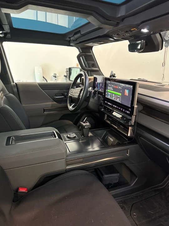 2024 GMC Hummer EV - Image 25 of 31