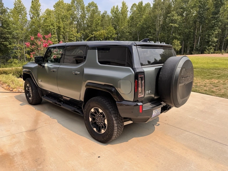 2024 GMC Hummer EV - Image 10 of 31