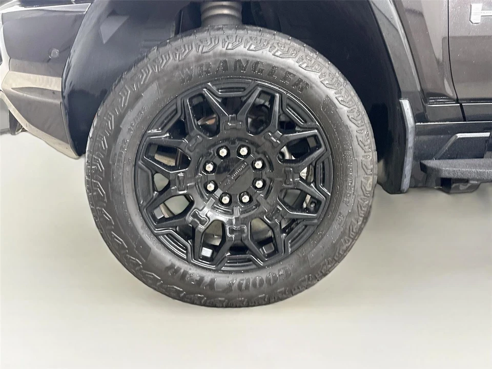 2024 GMC Hummer EV - Image 18 of 20