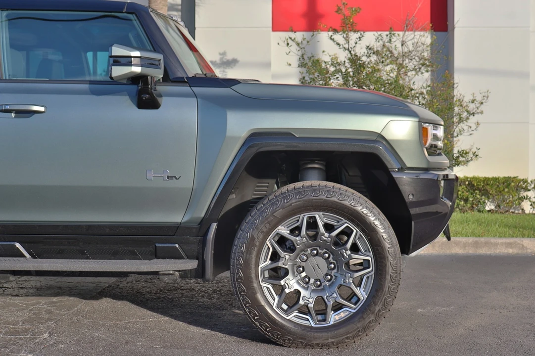 2024 GMC Hummer EV - Image 11 of 31