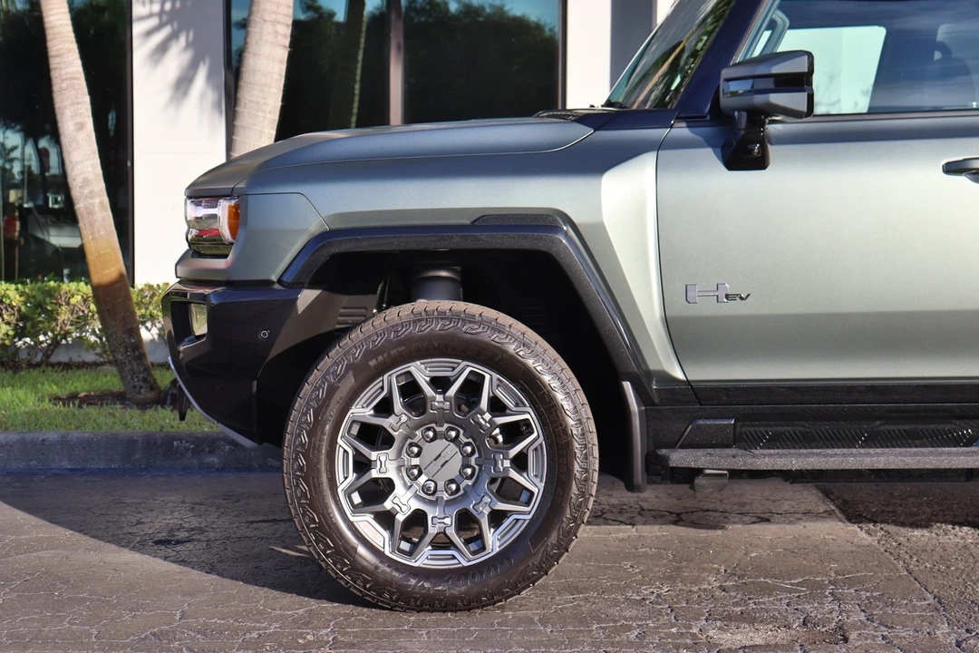 2024 GMC Hummer EV - Image 24 of 31