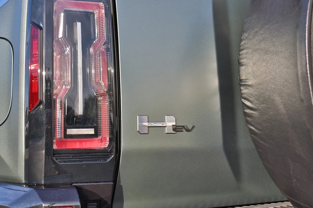 2024 GMC Hummer EV - Image 22 of 31