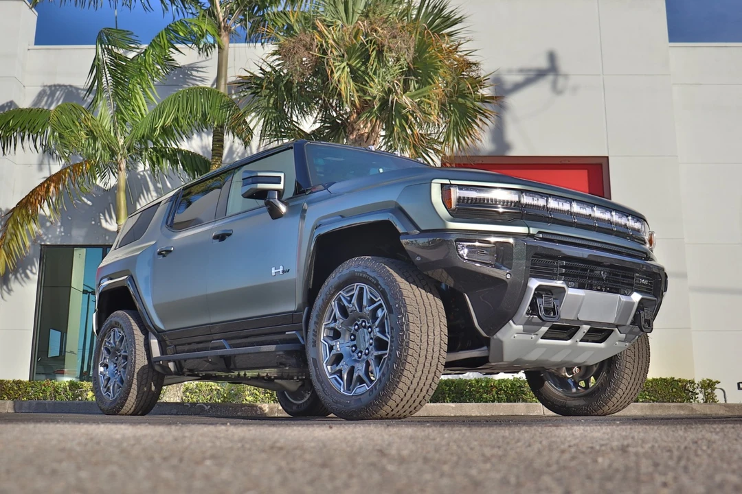 2024 GMC Hummer EV - Image 8 of 31
