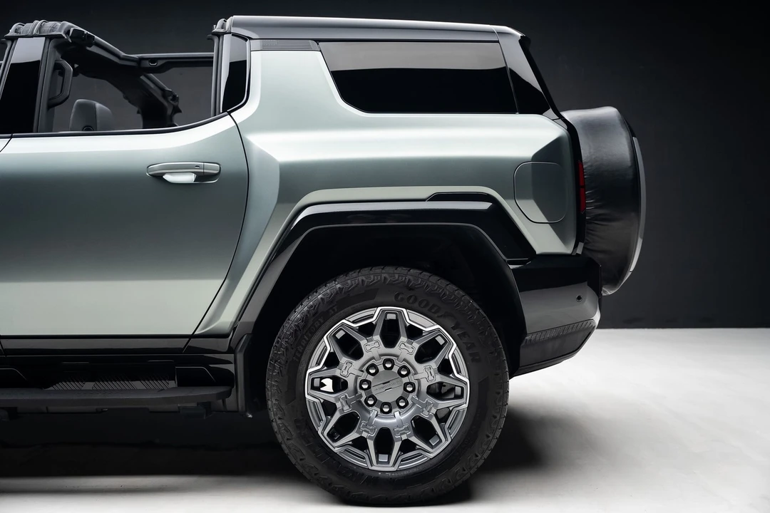 2024 GMC Hummer EV - Image 23 of 31