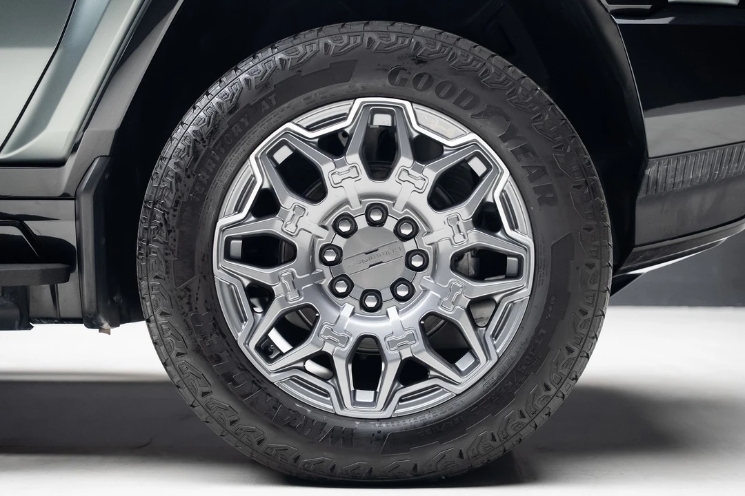 2024 GMC Hummer EV - Image 24 of 31