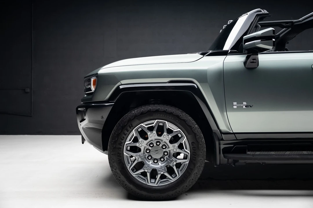 2024 GMC Hummer EV - Image 21 of 31