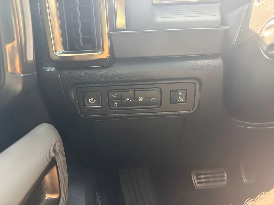 2024 GMC Hummer EV - Image 27 of 31