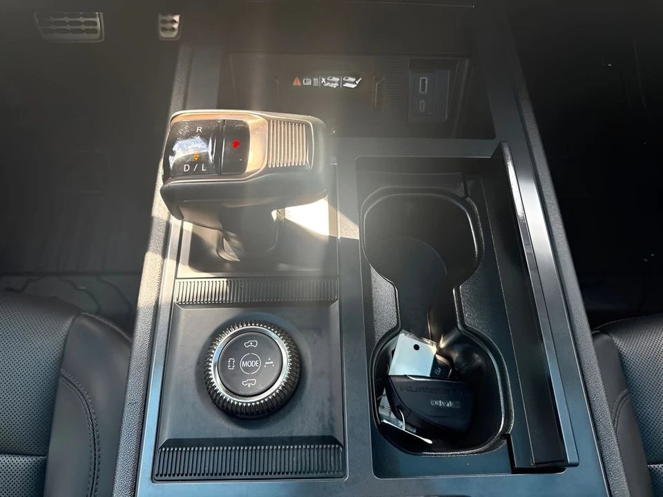 2024 GMC Hummer EV - Image 19 of 31