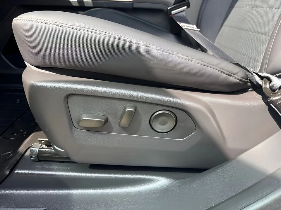 2024 GMC Hummer EV - Image 11 of 31