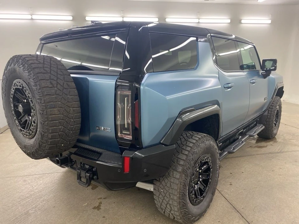 2024 GMC Hummer EV - Image 11 of 12