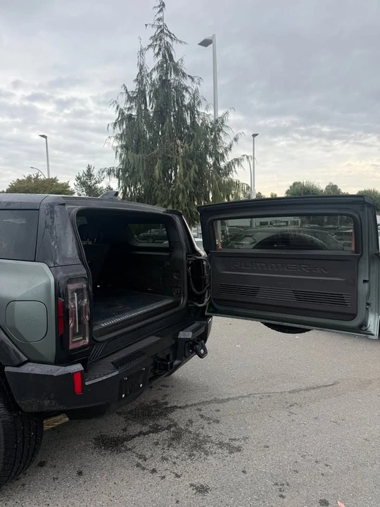 2024 GMC Hummer EV - Image 12 of 13