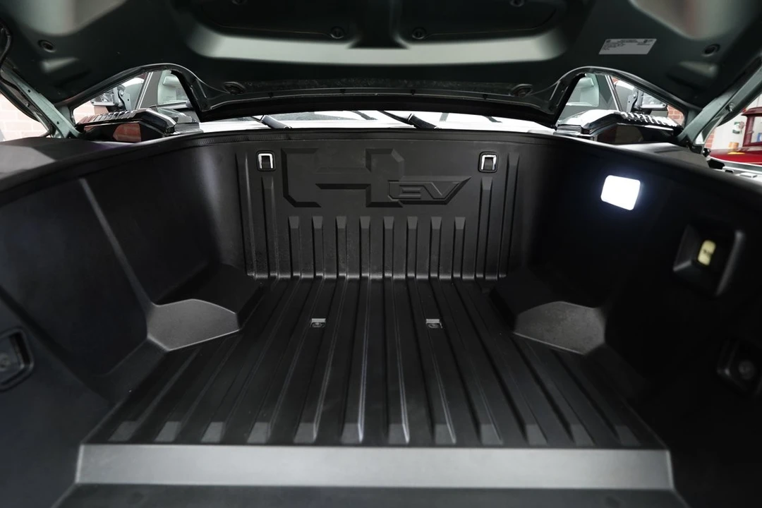 2024 GMC Hummer EV - Image 21 of 31