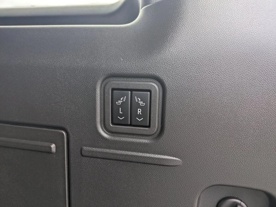 2024 GMC Hummer EV - Image 10 of 12
