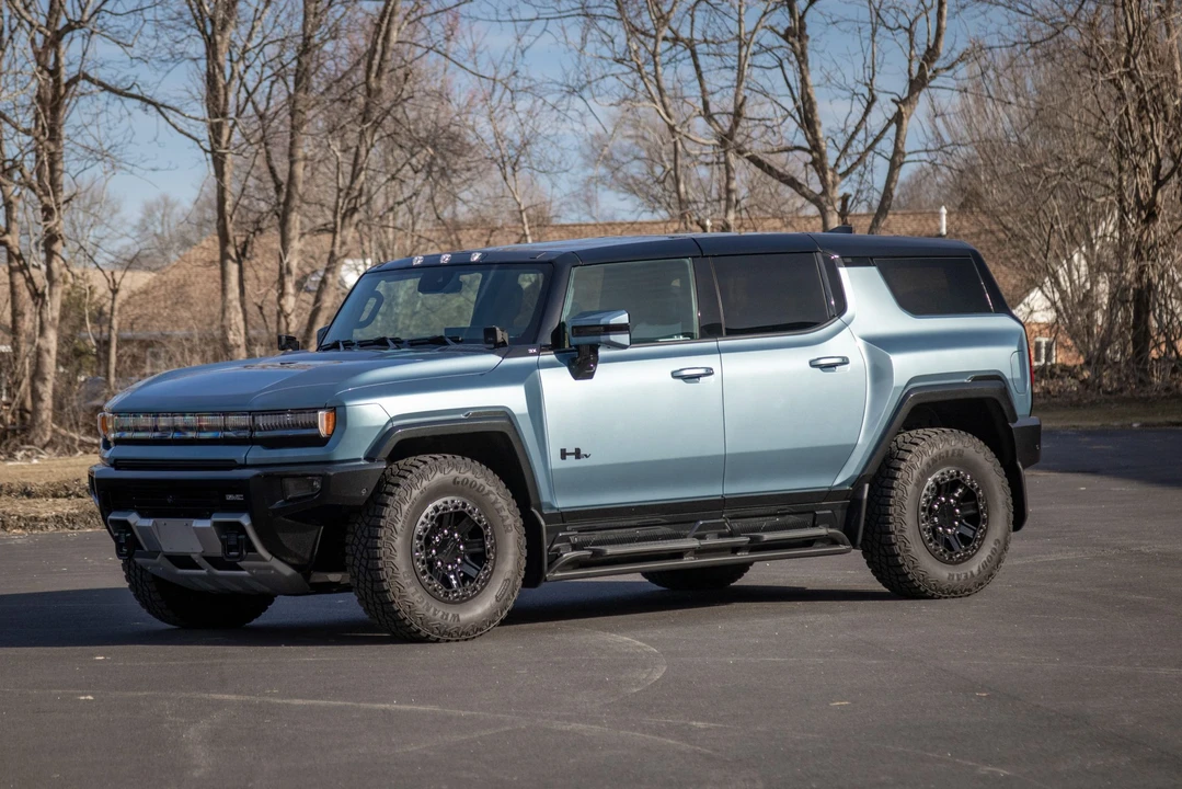 2024 GMC Hummer EV - Image 8 of 31