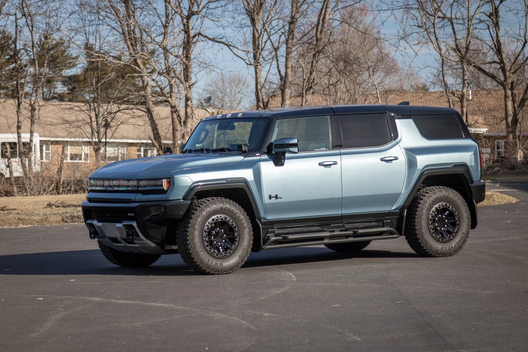 2024 GMC Hummer EV - Image 9 of 31