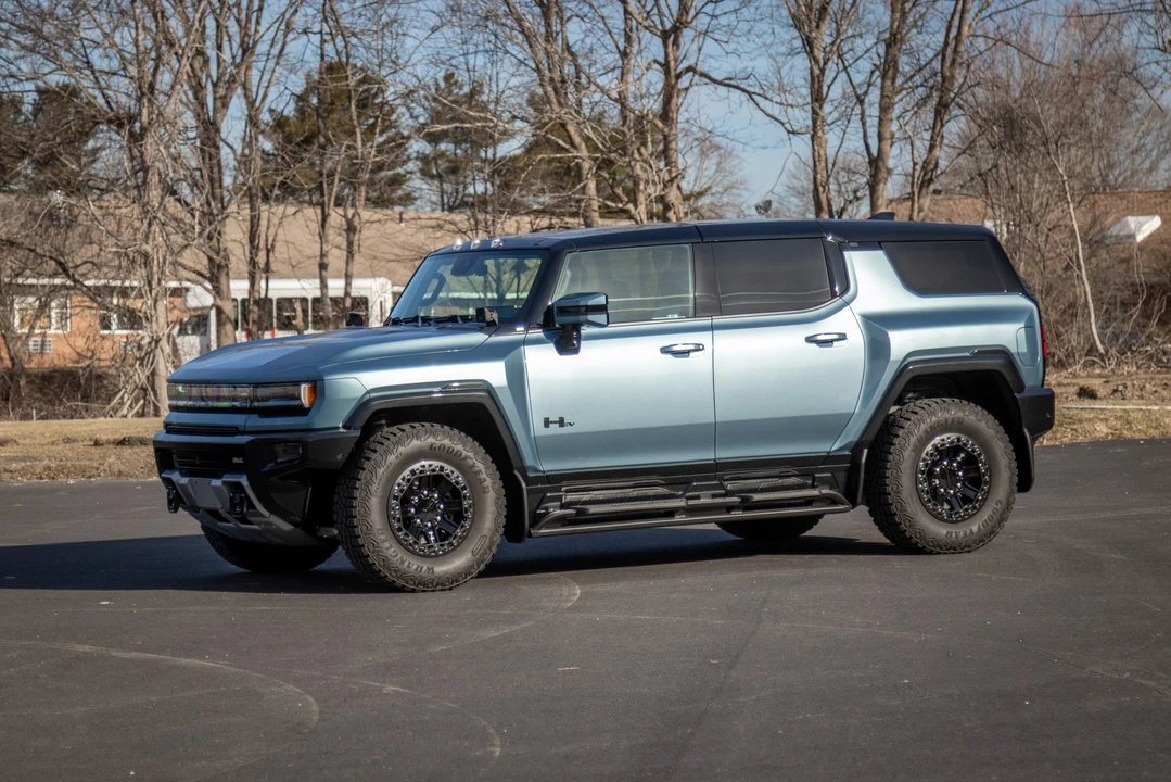 2024 GMC Hummer EV - Image 10 of 31