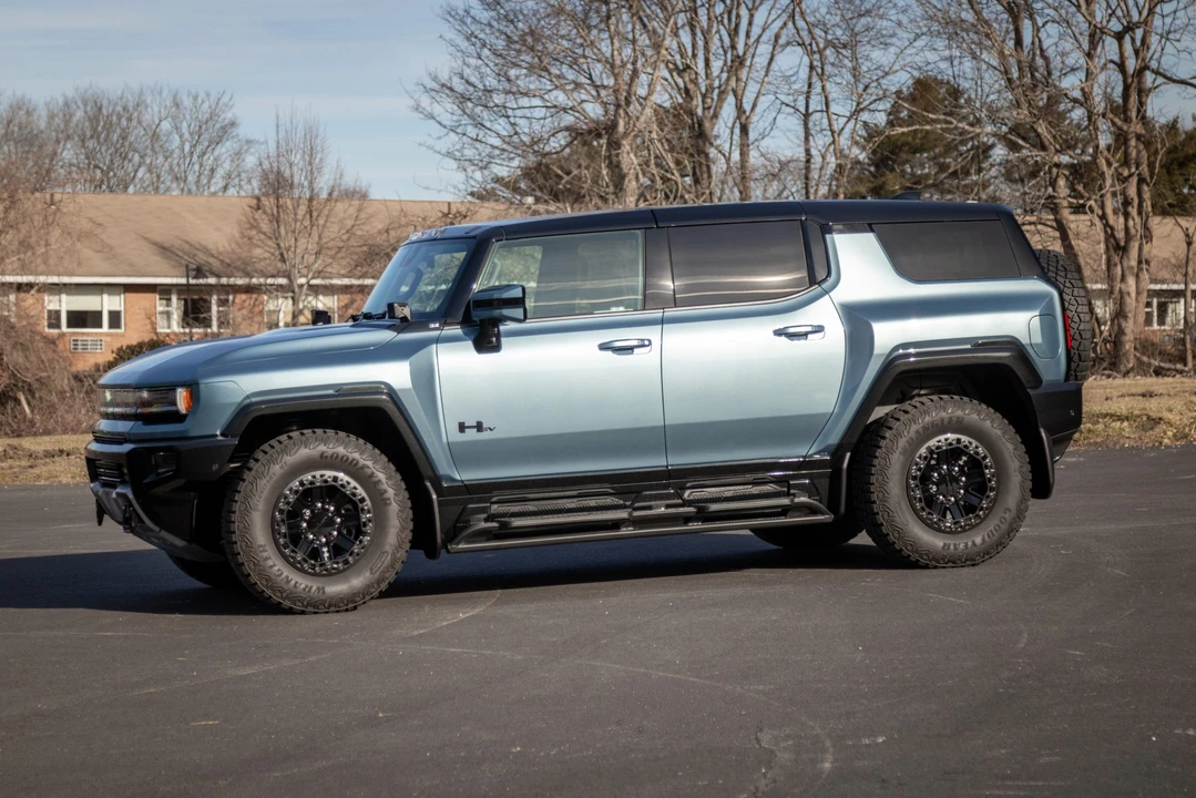 2024 GMC Hummer EV - Image 12 of 31