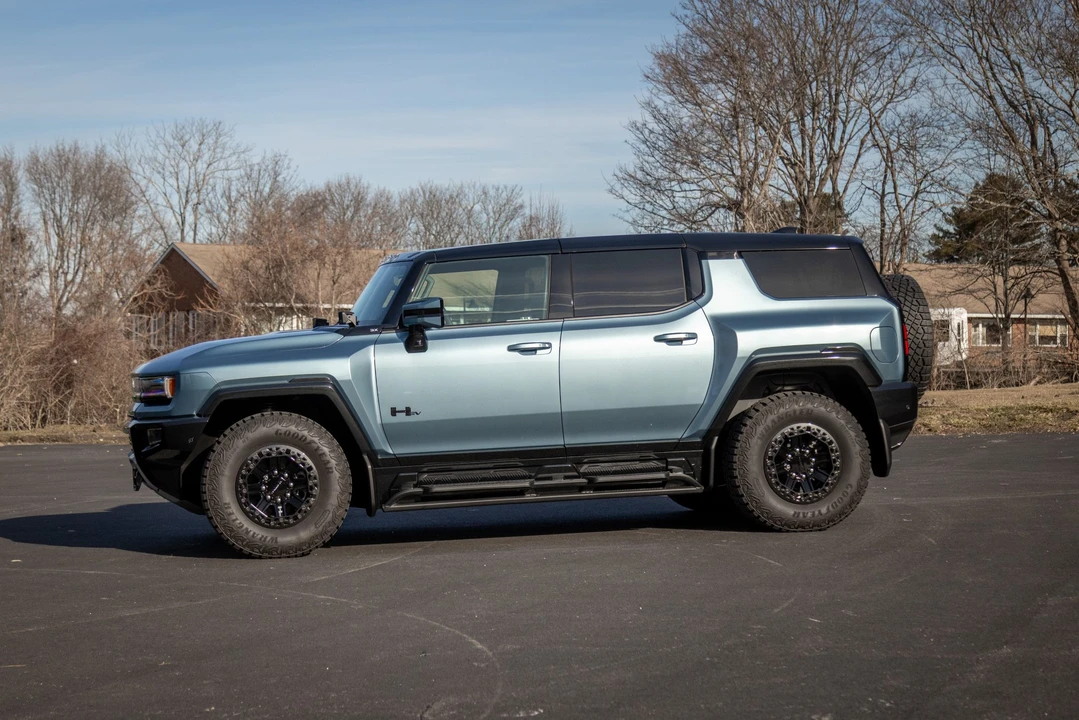 2024 GMC Hummer EV - Image 13 of 31