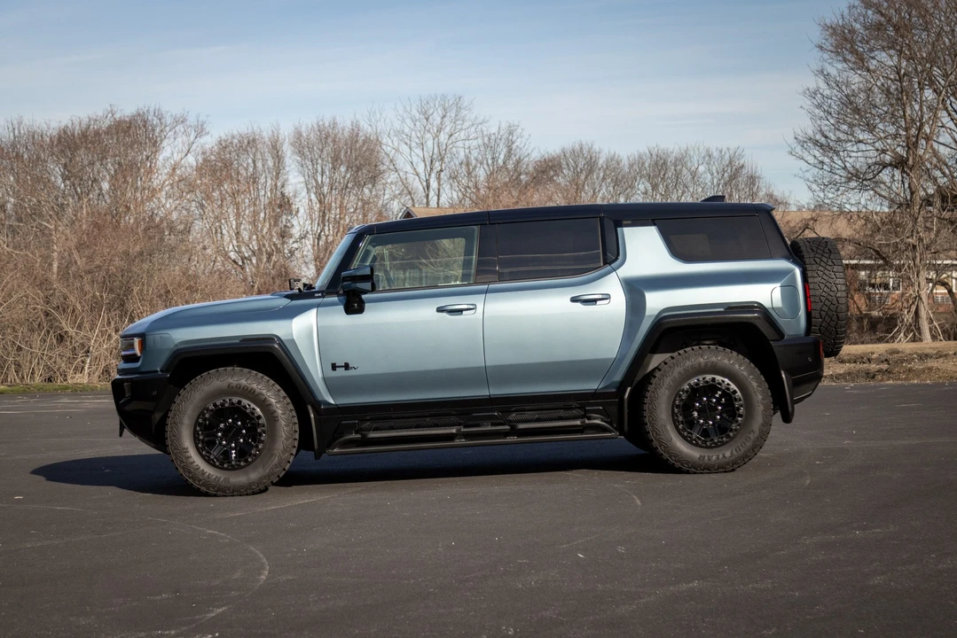 2024 GMC Hummer EV - Image 14 of 31