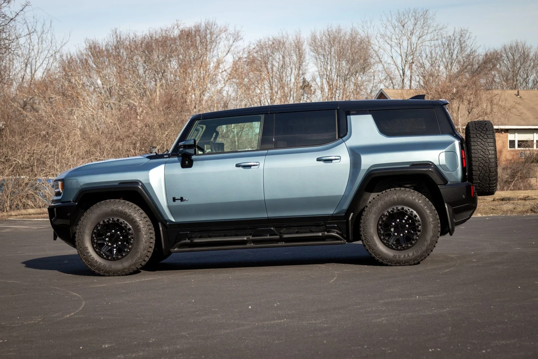 2024 GMC Hummer EV - Image 15 of 31