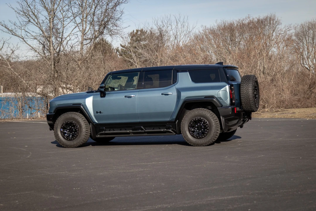 2024 GMC Hummer EV - Image 17 of 31