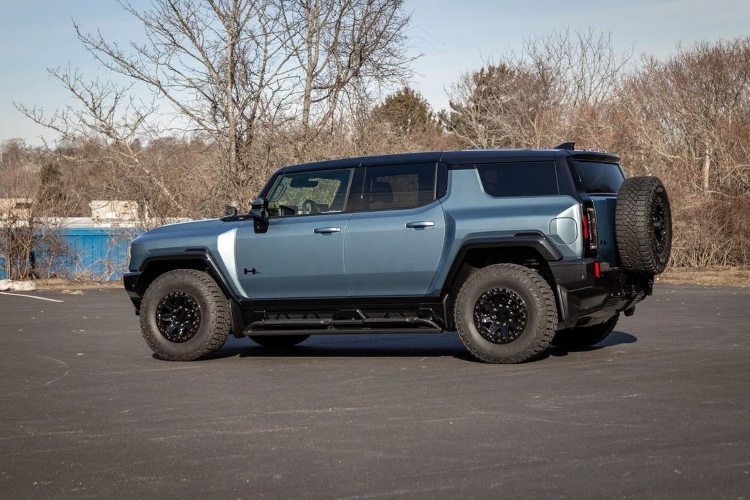 2024 GMC Hummer EV - Image 18 of 31