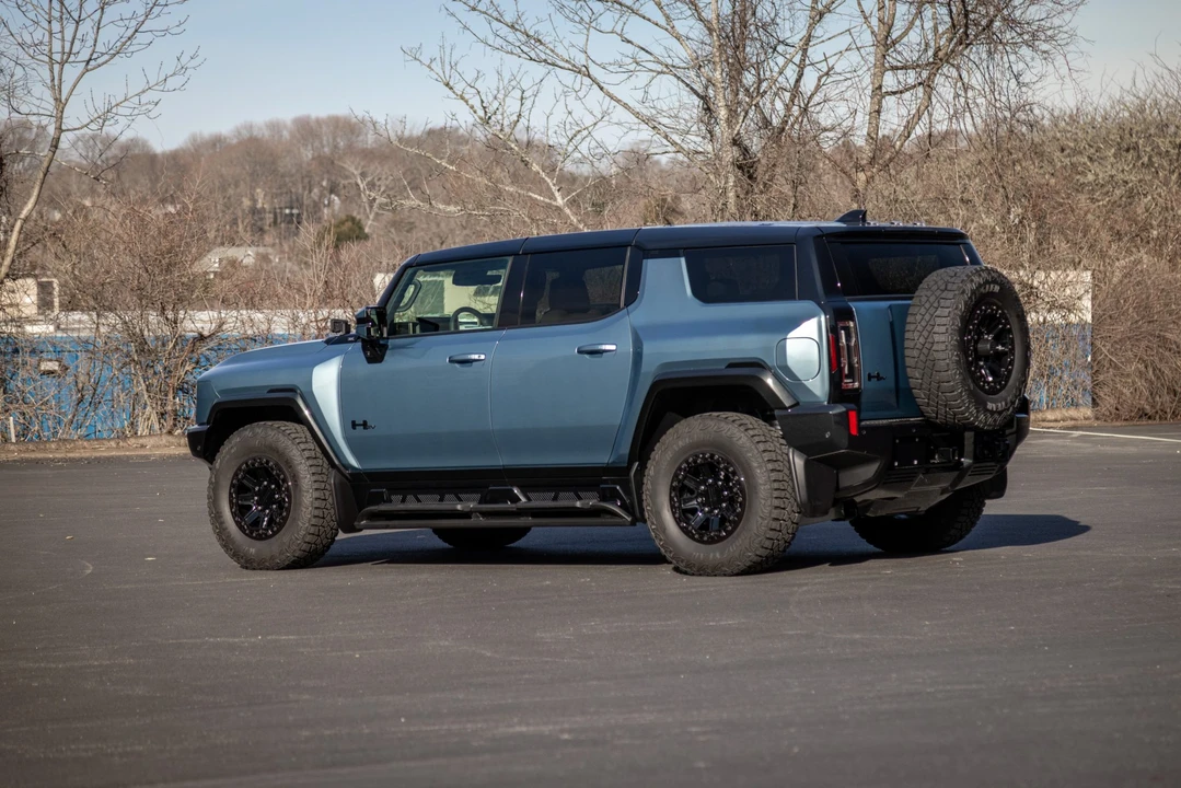 2024 GMC Hummer EV - Image 19 of 31